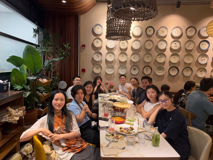 和一些社区里来 WAIC 的朋友们吃了个饭。有参展的，有来写报道的，有来看看新趋势的，也有外国的朋友借此机会来接触下中国生态的。

WAIC 期间难得吃了个不着急的开心饭。
